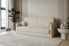 Helles cremefarbenes Bouclé-Sofa in einem stilvoll eingerichteten Wohnzimmer.