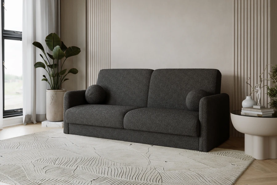 Dunkelgraues Bouclé-Sofa mit runden Kissen in modernem Wohnzimmer auf beigem Teppich.