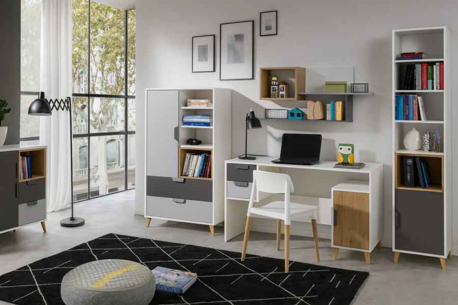 Heller Arbeitsbereich im Jugendzimmer mit weißem Schreibtisch, Laptop und modernem Standregal.