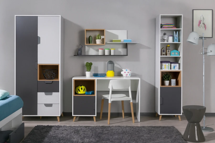 Komplettes Jugendzimmer Möbelset mit Schreibtisch, Regal und Kleiderschrank vor grauer Wand.