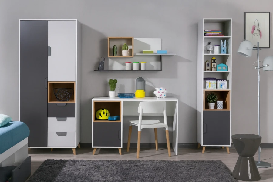 Bureauset voor kinderen met kast en plank in grijs-wit voor een grijze muur.