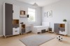 Modernes Kinderzimmer-Möbelset in Weiß und Grau mit Bett, Schrank und Schreibtisch.