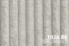 Nahaufnahme des Polsterstoffes Tilia 86 Hellgrau mit Rippenstruktur für Boxspringbetten.