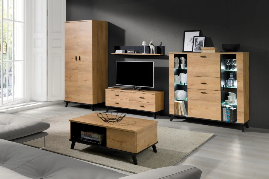 Wohnzimmer-Set in Eiche-Optik mit schwarzen Akzenten und Vitrine mit LED-Beleuchtung.
