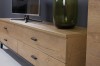 Modernes TV-Lowboard Liam in Eichenoptik mit schwarzen Metallgriffen und Deko-Vase.