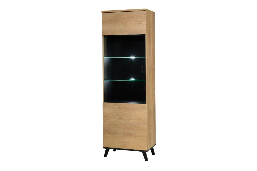 Moderne Vitrine aus der Liam Kollektion in Eiche-Optik mit beleuchteten Glasböden.