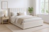 Minimalistisches Schlafzimmer-Set mit weißem Bouclé-Bett und natürlicher Einrichtung.