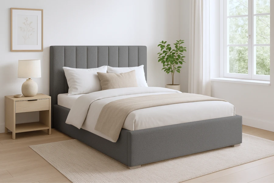 Graues Polsterbett im modernen Schlafzimmer mit stilvollem Kopfteil.