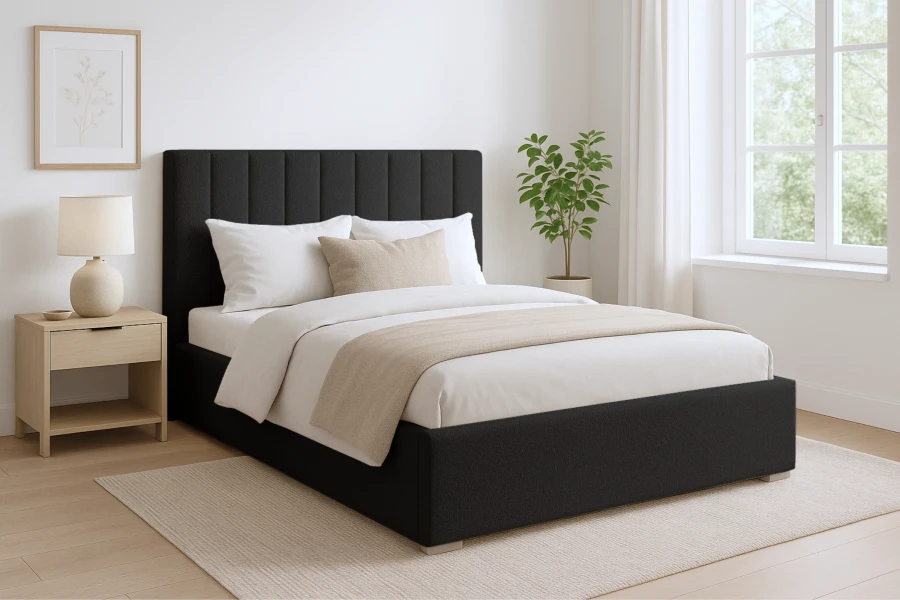 Modernes Schlafzimmer-Design mit schwarzem Polsterbett und heller Deko.
