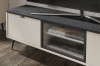 Detailansicht TV-Lowboard Mily mit eleganter Riffelglas-Schiebetür und dunkler Absetzplatte.