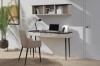 Moderner Schreibtisch in Beige und Schwarz mit passendem Wandregal für das Home Office.