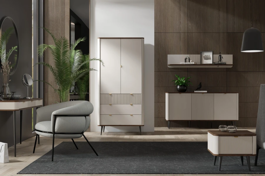 Modernes Interieur mit beigem Schrank, Sideboard, grauem Sessel und stilvollem Schminktisch vor Holzwand.