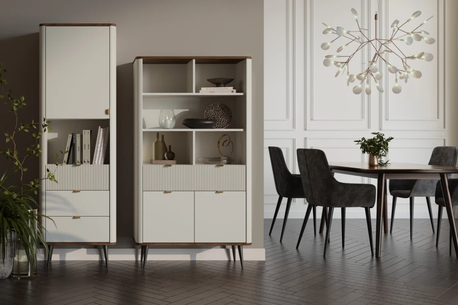 Helles Esszimmer mit modernen Regalen, dunklen Stühlen am Esstisch und einer kunstvollen Designer-Lampe.