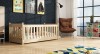 Massivholz-Kinderbett in Naturfarben mit Gitterseiten im stilvollen Kinderzimmer.