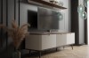Modernes TV-Board in Beige und Holzoptik mit Fernseher in einem eleganten dunklen Wohnzimmer.