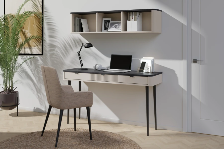 Moderner Schreibtisch in Beige mit schwarzer Platte, Laptop und Wandregal für das Home Office.