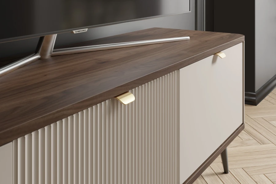 Detail eines modernen Sideboards mit dunkler Holzplatte, geriffelter Front und goldenen Griffen.