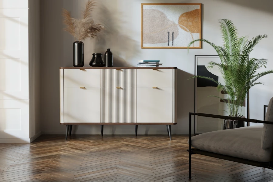 Helles Sideboard mit Lamellen-Details und dunklen Akzenten in stilvoll eingerichtetem Wohnzimmer.