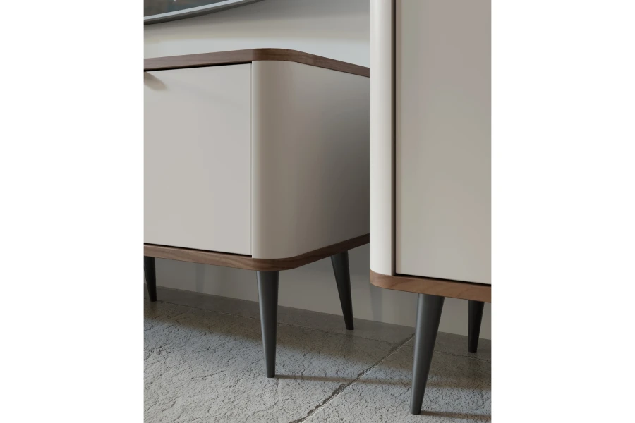 Detailaufnahme von modernen Möbelbeinen und abgerundeten Ecken in Beige und dunklem Holz.