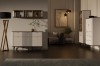 Modernes Wohnzimmer-Set mit Sideboard, Wandregal und Stehlampe der Mily-Kollektion.