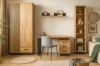Eingerichtetes Zimmer mit LAMI Kleiderschrank, Schreibtisch und Wandboard in Eiche.
