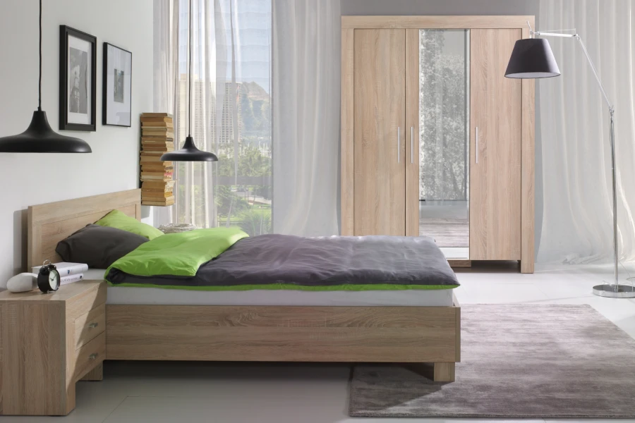 Stimmungsvolles Schlafzimmer mit Bett, Nachtschrank und großem Kleiderschrank in Eiche.
