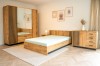 Modernes Schlafzimmer-Set Lami mit Holzbett, großem Spiegel-Kleiderschrank und Kommode in Eichenoptik.