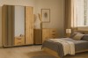 Stilvolles Schlafzimmer mit Holz-Kleiderschrank, Lamellen-Optik und gemütlichem Bett in neutralen Beigetönen.