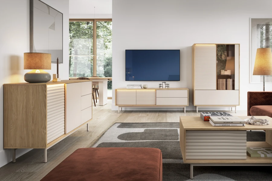 Wohnzimmer-Einrichtung mit der TOGY Serie: Sideboard, TV-Lowboard und Couchtisch in Eiche hell und Beige.