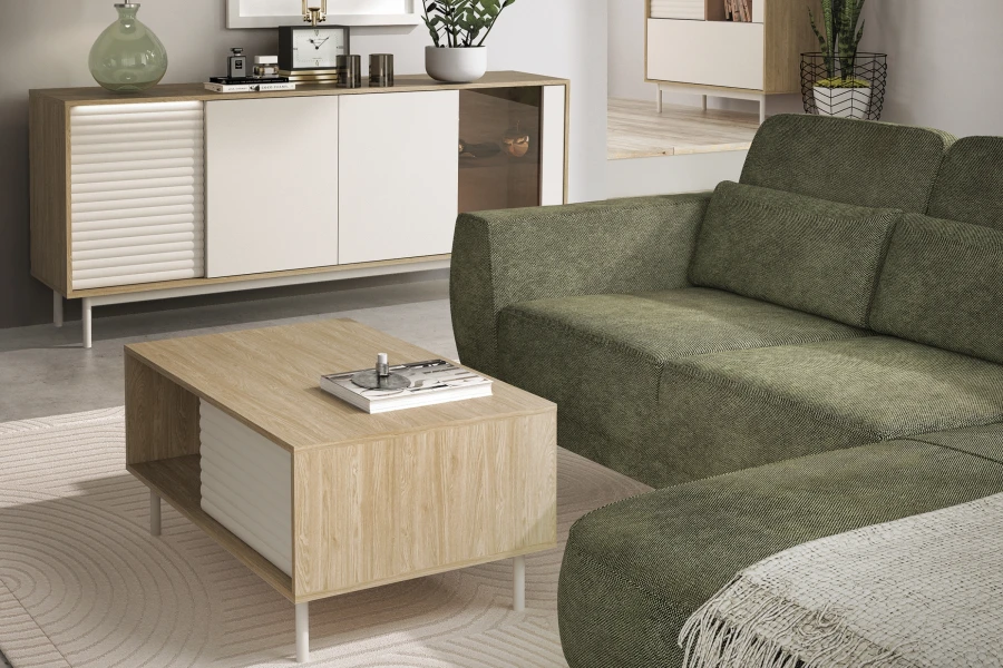 Modernes Wohnzimmer mit grünem Sofa, Couchtisch aus Holz und hellem Sideboard.