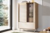 TOGY Highboard aus Eiche und Beige mit Glasfront und dezenter LED-Beleuchtung im Wohnzimmer.