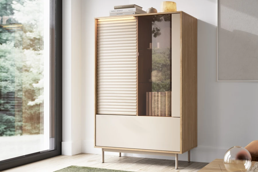 TOGY Highboard aus Eiche und Beige mit Glasfront und dezenter LED-Beleuchtung im Wohnzimmer.