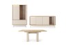 Wohnzimmer-Möbelset mit Vitrine, Sideboard und Esstisch in Beige und Eiche-Optik.
