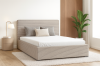 Modernes Polsterbett in Beige mit geripptem Stoff im hellen Schlafzimmer