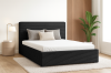 Schwarzes Polsterbett in Cord-Optik im modernen Schlafzimmer mit Holzpaneelen.