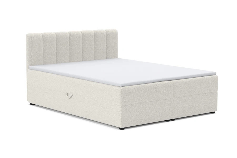 Weißes Boxspringbett aus Bouclé-Stoff mit hohem Kopfteil, isoliert auf weißem Hintergrund.