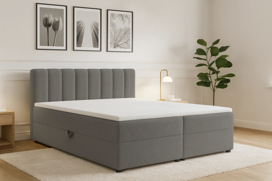 Modernes hellgraues Bett in hellem Schlafzimmer mit Teppich