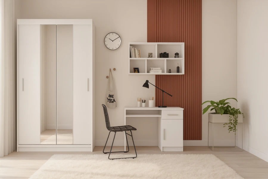 Moderner weißer Schwebetürenschrank mit Spiegel neben einem Schreibtisch in hellem Zimmer.