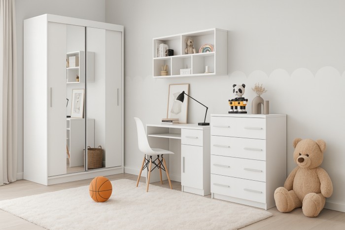 Hell eingerichtetes Jugendzimmer mit weißen Möbeln, Schreibtisch, Schrank und Teddybär.