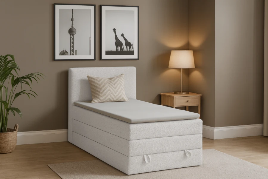 Weißes Einzel-Boxspringbett in gemütlichem Schlafzimmer mit moderner Dekoration.