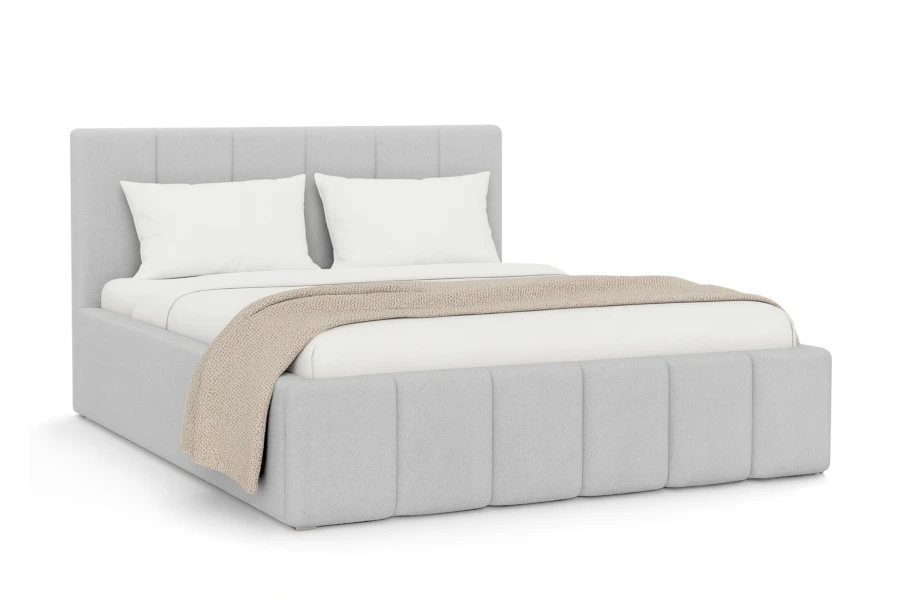 Gepolstertes Doppelbett in Weiß mit Kissen und beiger Decke auf weißem Grund.