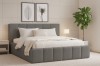 Anthrazitfarbenes Designer-Bett im gemütlich eingerichteten Schlafzimmer