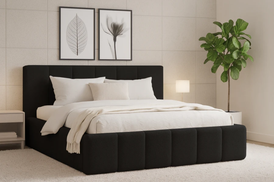 Modernes schwarzes Designerbett im Schlafzimmer mit Wandbildern, Pflanze und Nachttisch.