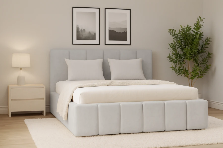 Elegantes hellgraues Polsterbett in modern eingerichtetem Schlafzimmer mit Wandbildern.