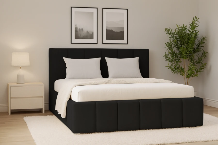 Modernes Schlafzimmer mit schwarzem Polsterbett, Nachttisch und Wandbildern.