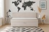 Modernes Kinderzimmer mit beigem Funktionsbett und Weltkarte an der Wand.