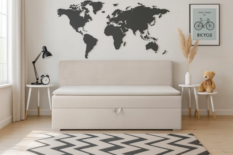 Modernes Kinderzimmer mit beigem Funktionsbett und Weltkarte an der Wand.