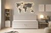 Moderne kinderkamer met beige bed, verlichte wereldkaart aan de muur en licht houten rek.