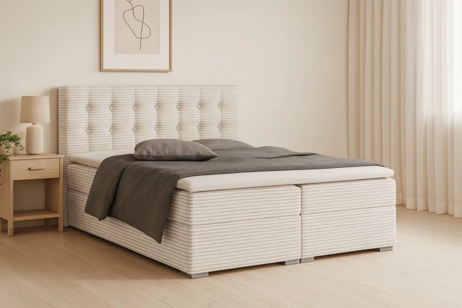 Beige Boxspringbett mit gestepptem Kopfteil und gestreiftem Stoff in modernem Schlafzimmer.