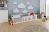 Stilvolles Kinderzimmer-Set mit weißem Bett, Wolken-Deko und Berg-Wandbild.